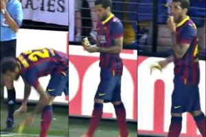 villarreal-barca-une-banane-jetee-a-dani-alves-qui-la-mange_412891_516x343